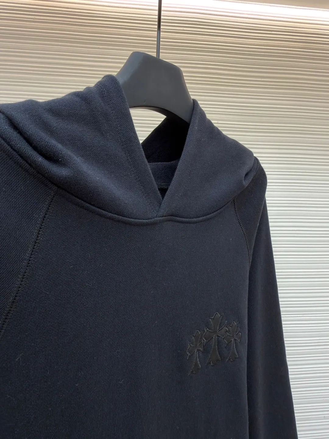 P490 Chrome Hearts logo hooded sweatshirt ●Original version: Purchased and developed by 15998 ●Item number: 1682026-B15 ●Fabric: interwoven air cotton fabric ●Technology: patch embroidery production ●Color: black ●Version: Loose fit ●Weight: about 1015 grams ●Size: S-M-L-XL ●Description: Customized heavy fortress interwoven air cotton, full texture, thick and solid, based on high-end soot tone With a sense of beauty that coexists with vicissitudes of life and elegance, the CHRO heart cross appliqué decoration on the chest becomes the ultimate interpretation of the dark Gothic style. The CH Gothic font is the finishing touch on the back page, letting the totem become your spiritual thorn. The logo iron plate sways slightly with the swing of the body, adding a sense of movement and vitality. It is unobtrusive but has an indescribable aura. It interprets the perfect blend of retro and luxury, using imported machine appliqué technology. Using advanced computer control systems and precision mechanical components, the Chrome Hearts logo appliqué embroidery operation is realized, showing an embroidery effect with both clarity and three-dimensionality. The fabrics have been washed, have a better hand feel, are not easy to deform, are not easy to shrink, are not easy to fade, and maintain long-term beauty. The overall wiring is straight and delicate, the fabric is comfortable and soft, and the color is consistent without color difference. It can be matched with the same style to create a fashionable look and control various occasions. Customized accessories, complete with three standards, same style for men and women!